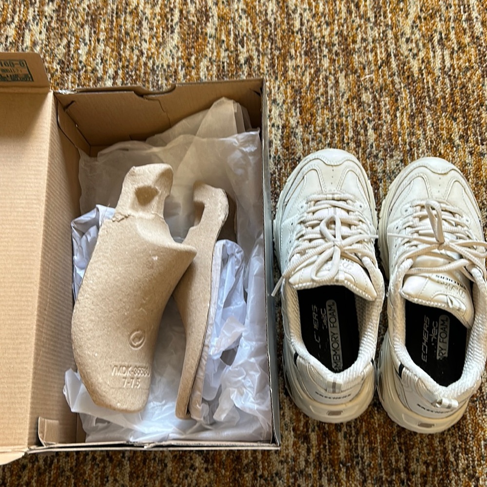 [SOLD!] Sketchers D’Lites the Original